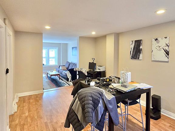 5th image of 922 S Claremont Ave #1