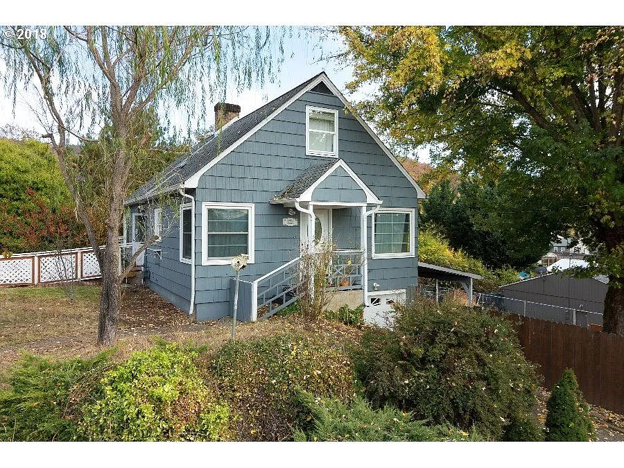 1021 NE Alameda Ave photo 1