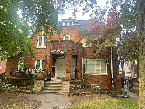 1389 Victoria Ave Photo 1