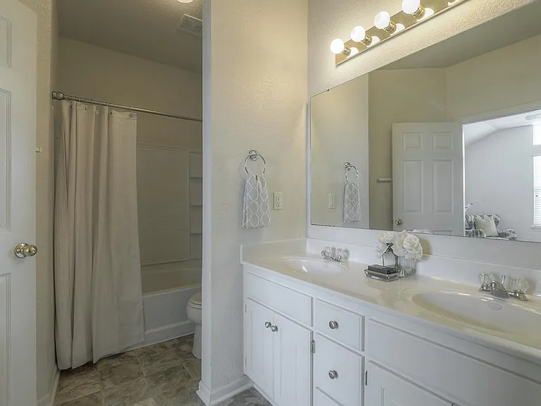Willow - Master Bathroom