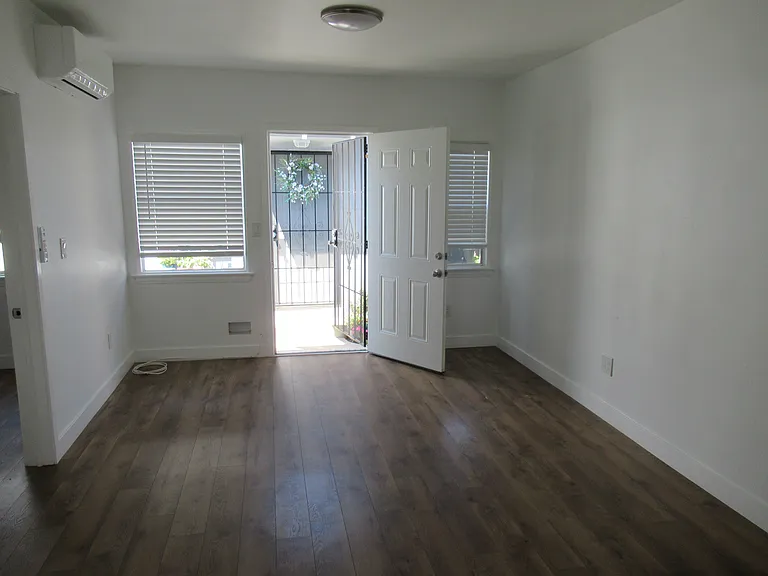 9747 Maple St — Photo 2