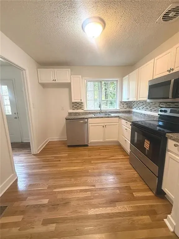 5 bed, 2015 sqft, $2,700 — Photo 1