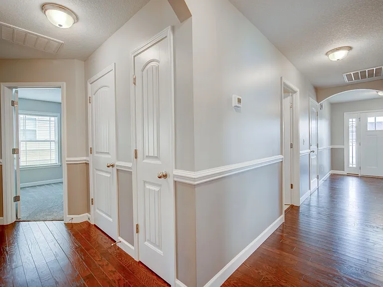 732 Shelburne Ln — Photo 6