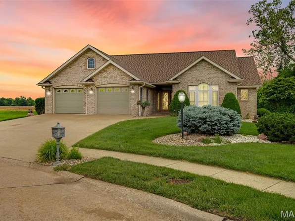 5301 Deer Creek Ct, Godfrey, IL 62035