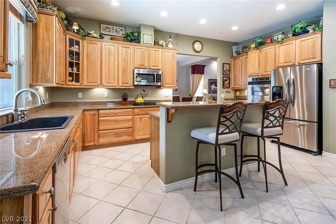 6 bed, 4331 sqft, $4,995 — Photo 4
