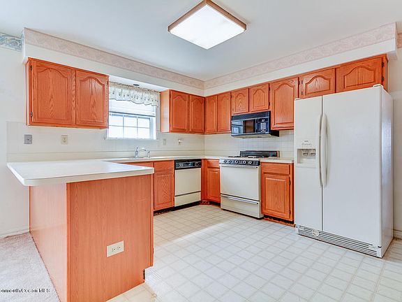 4th image of 14 Trent Dr