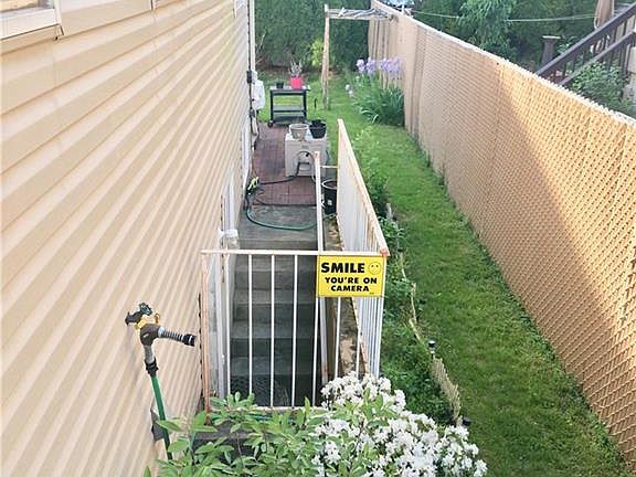 5th image of 261 Moreland St