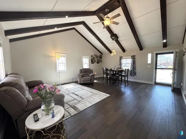 426 W 3rd St, Miller, SD 57362