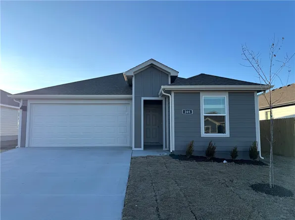205 NW Bellflower St, Gentry, AR 72734