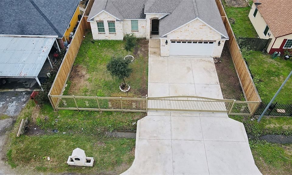 1st image of 1110 Twin Oaks St