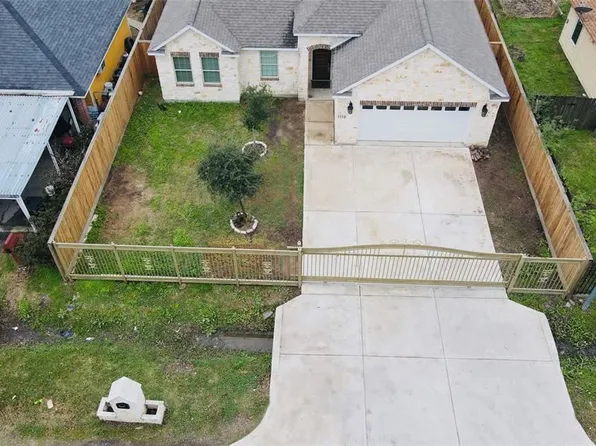 1110 Twin Oaks St, Houston, TX 77076