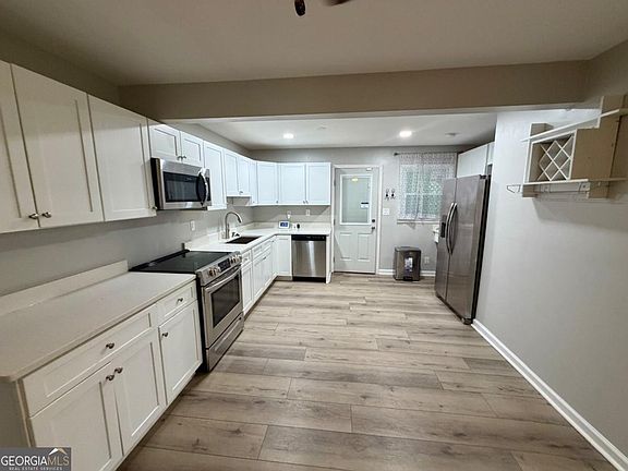 5th image of 2442 Antwerp Dr SE