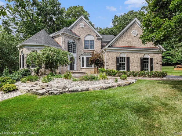 431 Timber Ridge Dr, Highland, MI 48357
