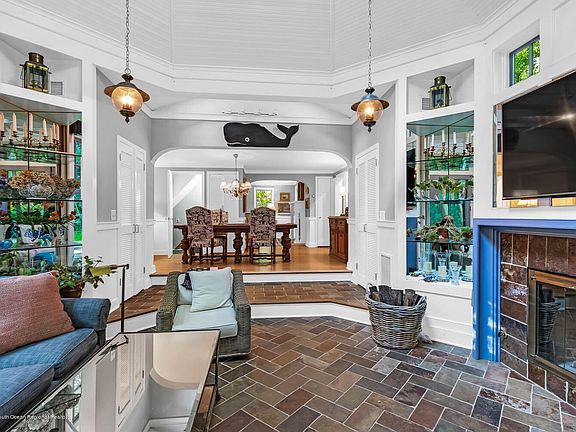 4th image of 10 Oakwood Ln