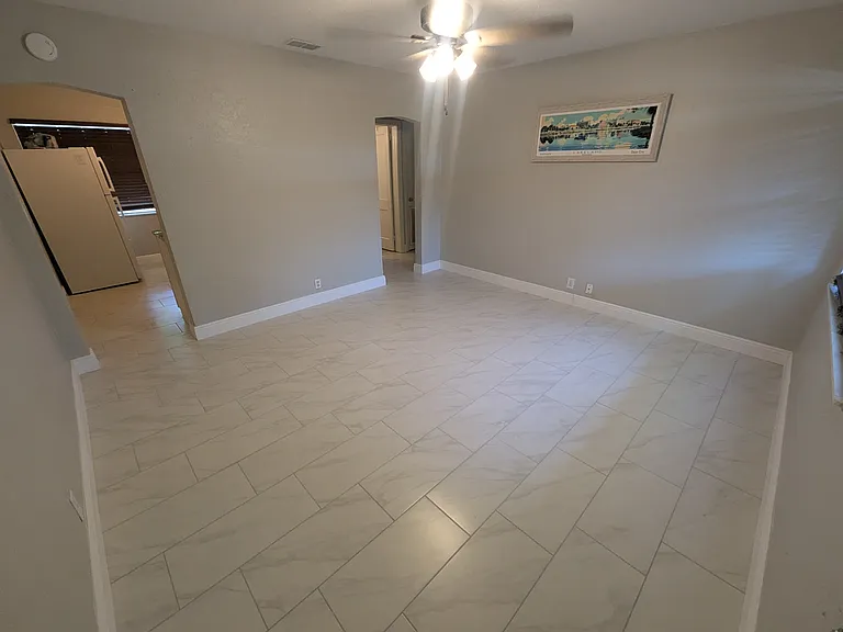 1039 E Walnut St — Photo 3