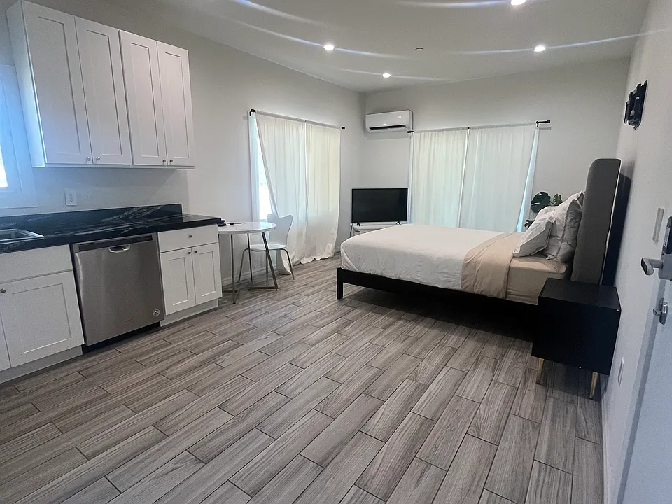 1647 Ocean Front Walk #11