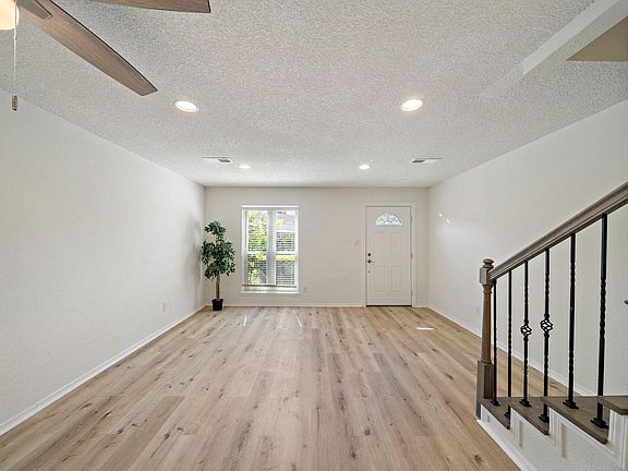 5th image of 1227 Country Place Dr