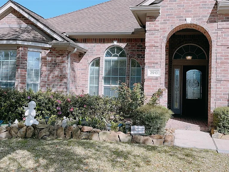 2910 Sandleigh Dr — Photo 4
