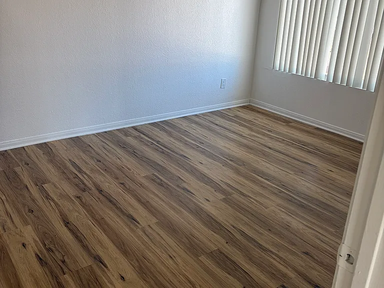 1905 E Grand Ave #10 — Photo 9