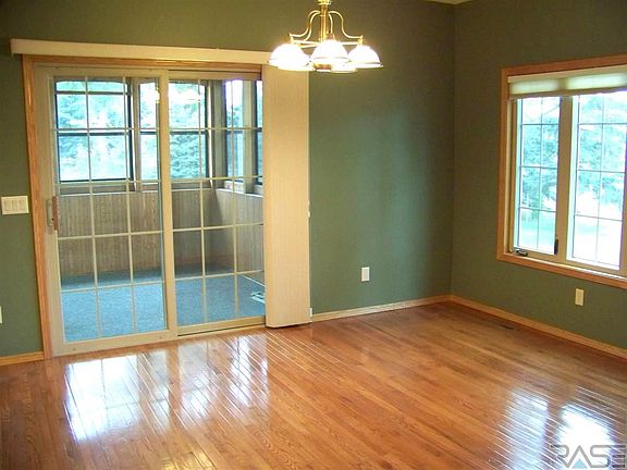 4th image of 3104 W Miramar Cir