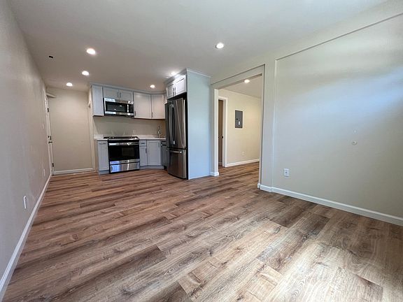 Open kitchen connect to dining area