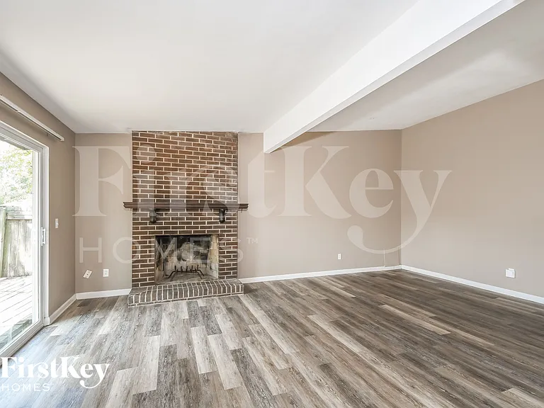 2240 Cherry Ln — Photo 4