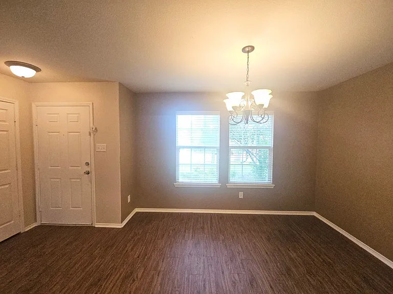 2404 Clairborne Dr — Photo 2