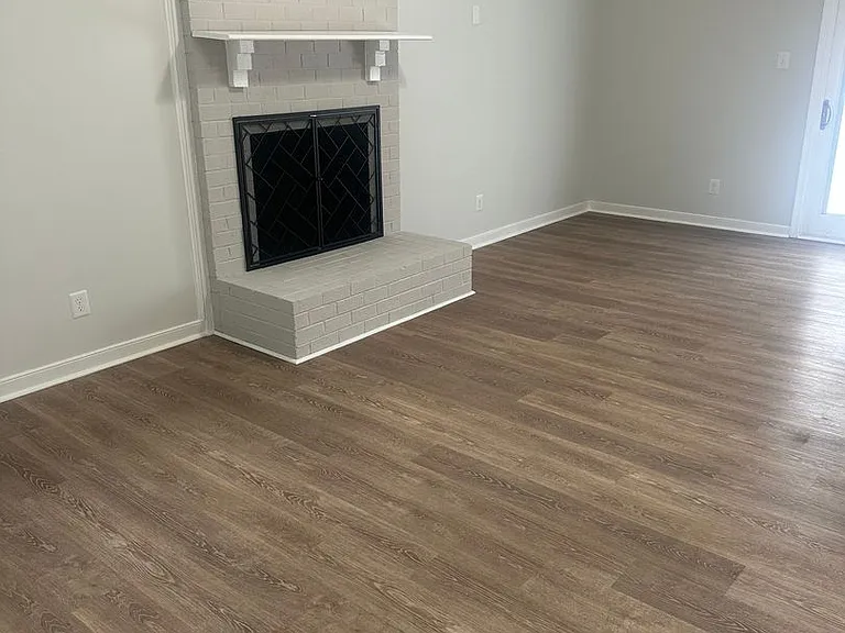 912 Hartford Ln — Photo 2