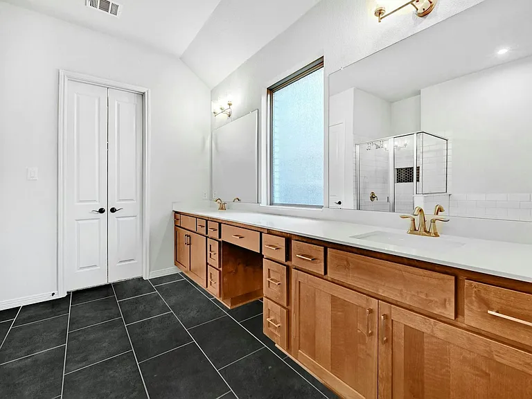204 Belford St — Photo 10