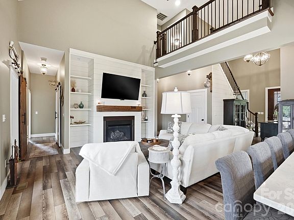 4th image of 913 Lake Club Dr