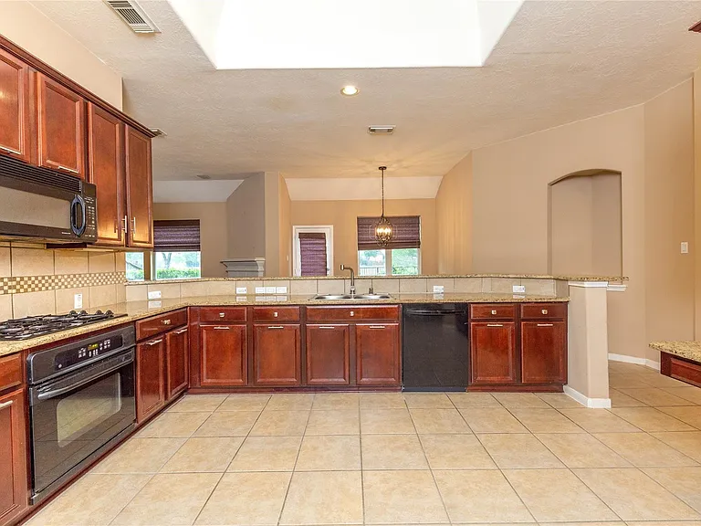 2201 Signal Hill Dr — Photo 6