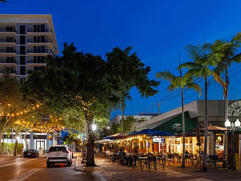 Convenient access to South Miami's renowned dining, retail, and entertainment