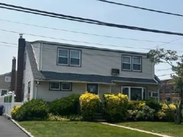 4 Sheridan St, Valley Stream, NY 11580