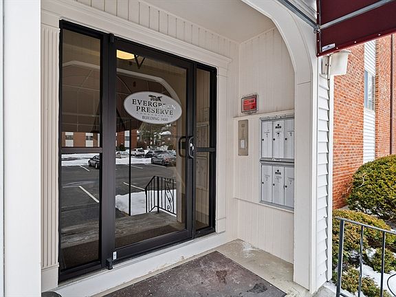 5th image of 1400 Skyline Dr Unit 6