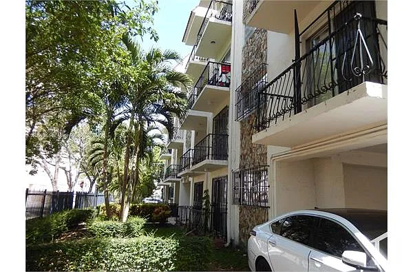 Building Photo - 1478 NW 1st St #201