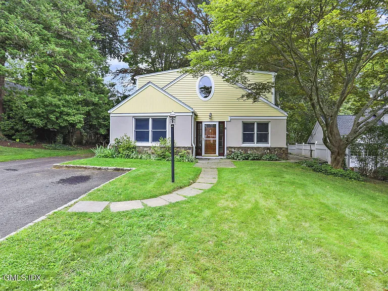 6 Halsey Dr — Photo 1