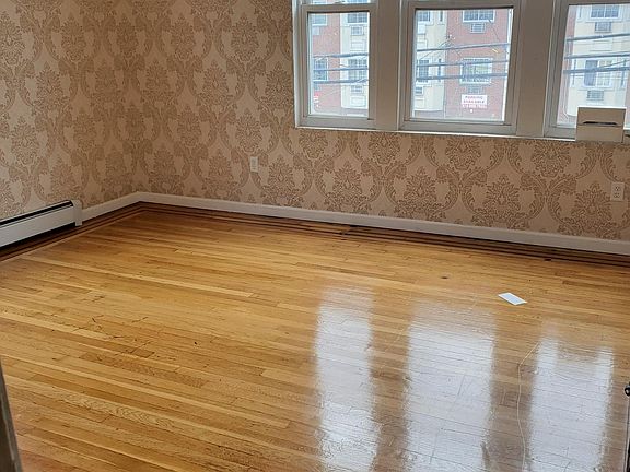 4th image of 937 E 225th St #2