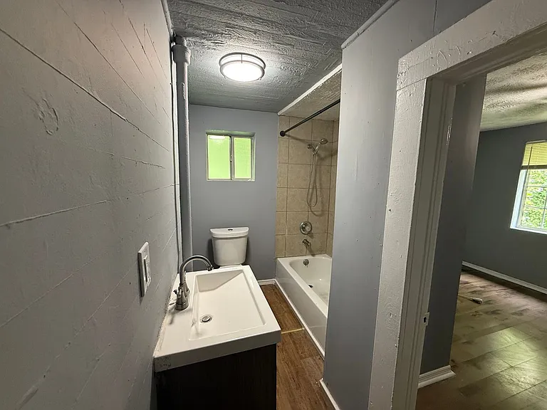 215 Smith St NE — Photo 11