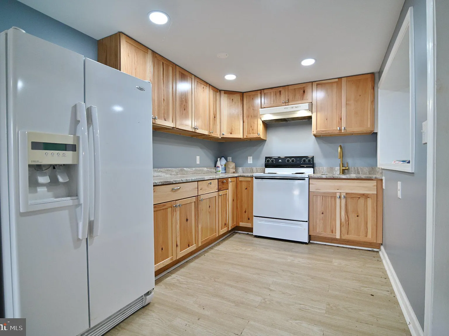 2 bed, 1.0 bath, 921 sqft, $1,200 — Photo 1