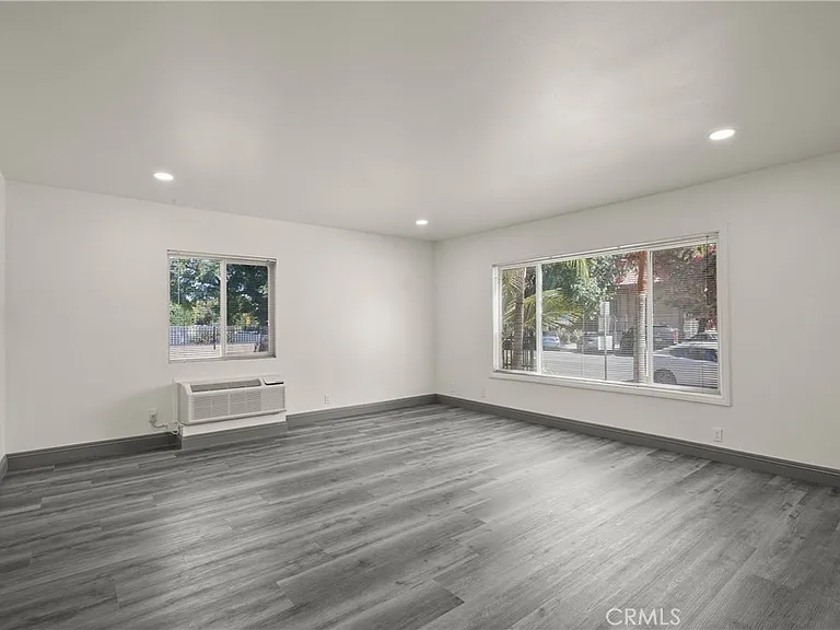 14335 Hamlin St — Photo 5