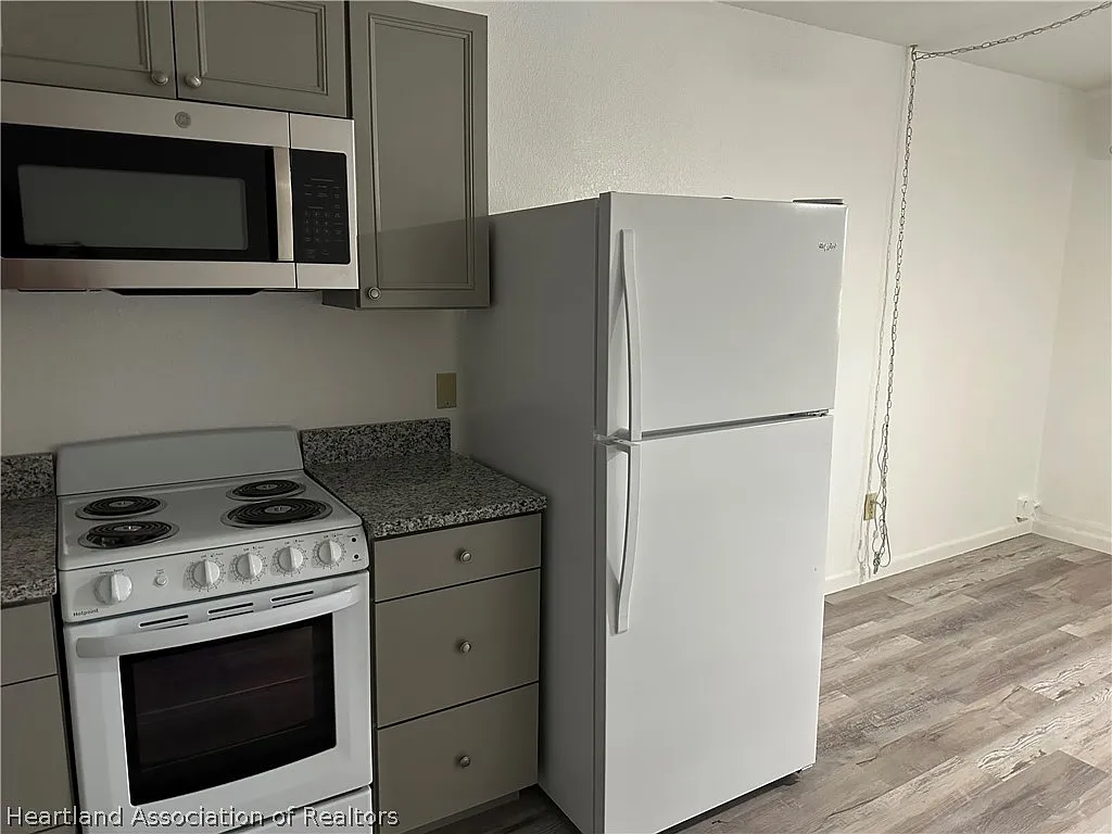 1 bed, 1.0 bath, 396 sqft, $850 — Photo 3