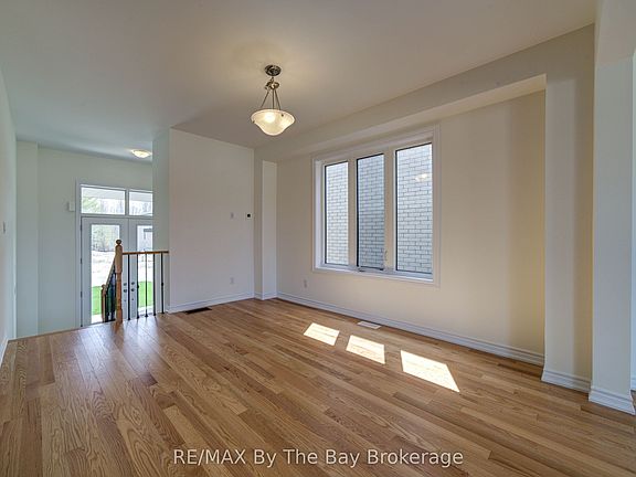 5th image of 61 Rosanne Cir