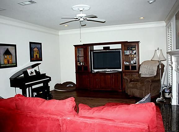 4th image of 920 Fountain Head Ln