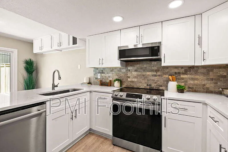 3 bed, 3.5 bath, 2254 sqft, $3,737 — Photo 3