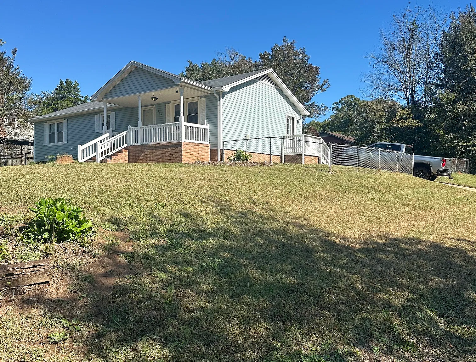 3 bed, 1.5 bath, 1200 sqft, $1,800 — Photo 1
