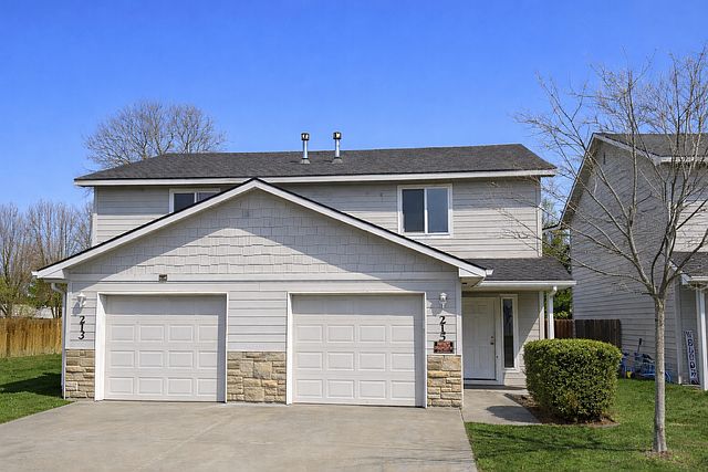 1st image of 215 20th Ave N