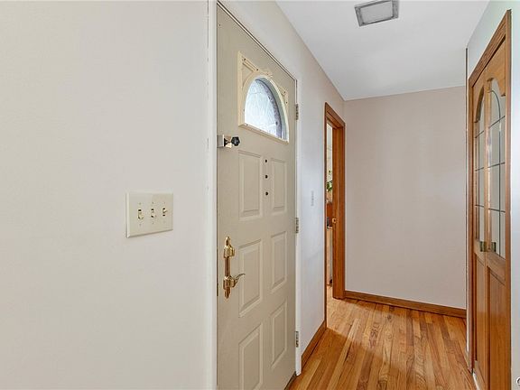 4th image of 8 Riverview Dr