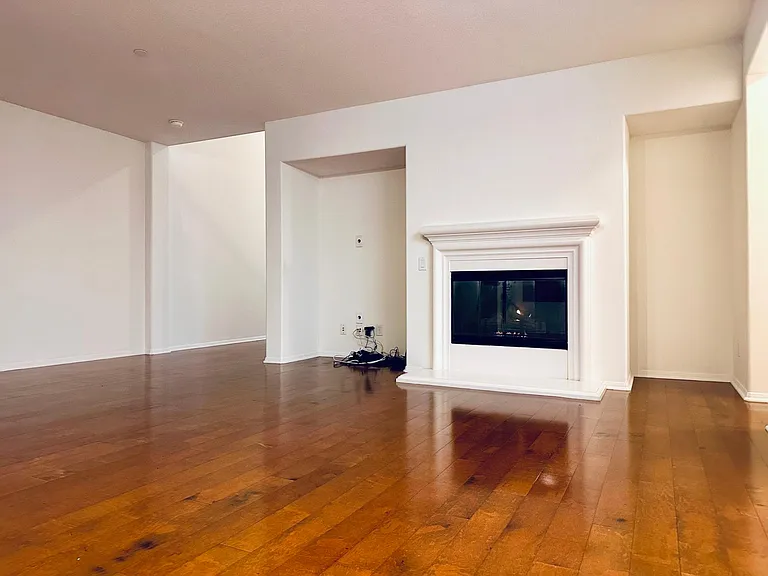 Livingroom with gas fireplace