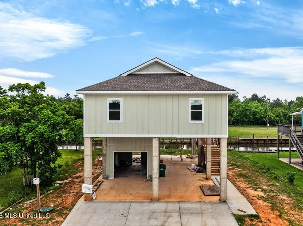 11041 Bay Cove Dr, Bay Saint Louis, MS 39520