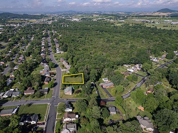 3rd image of 1009 S Dogwood Dr
